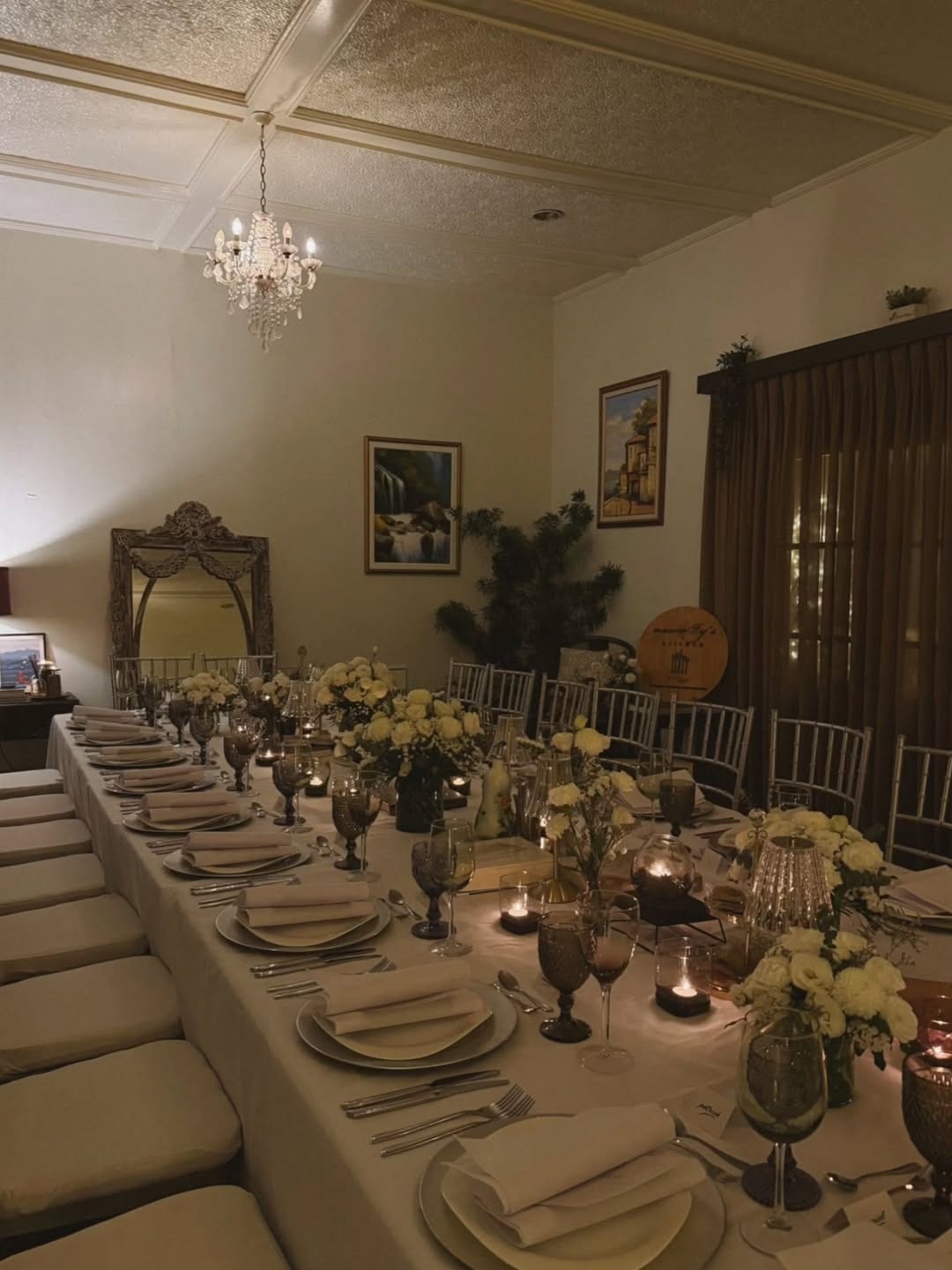 nawwty's kitchen interior and table setup
